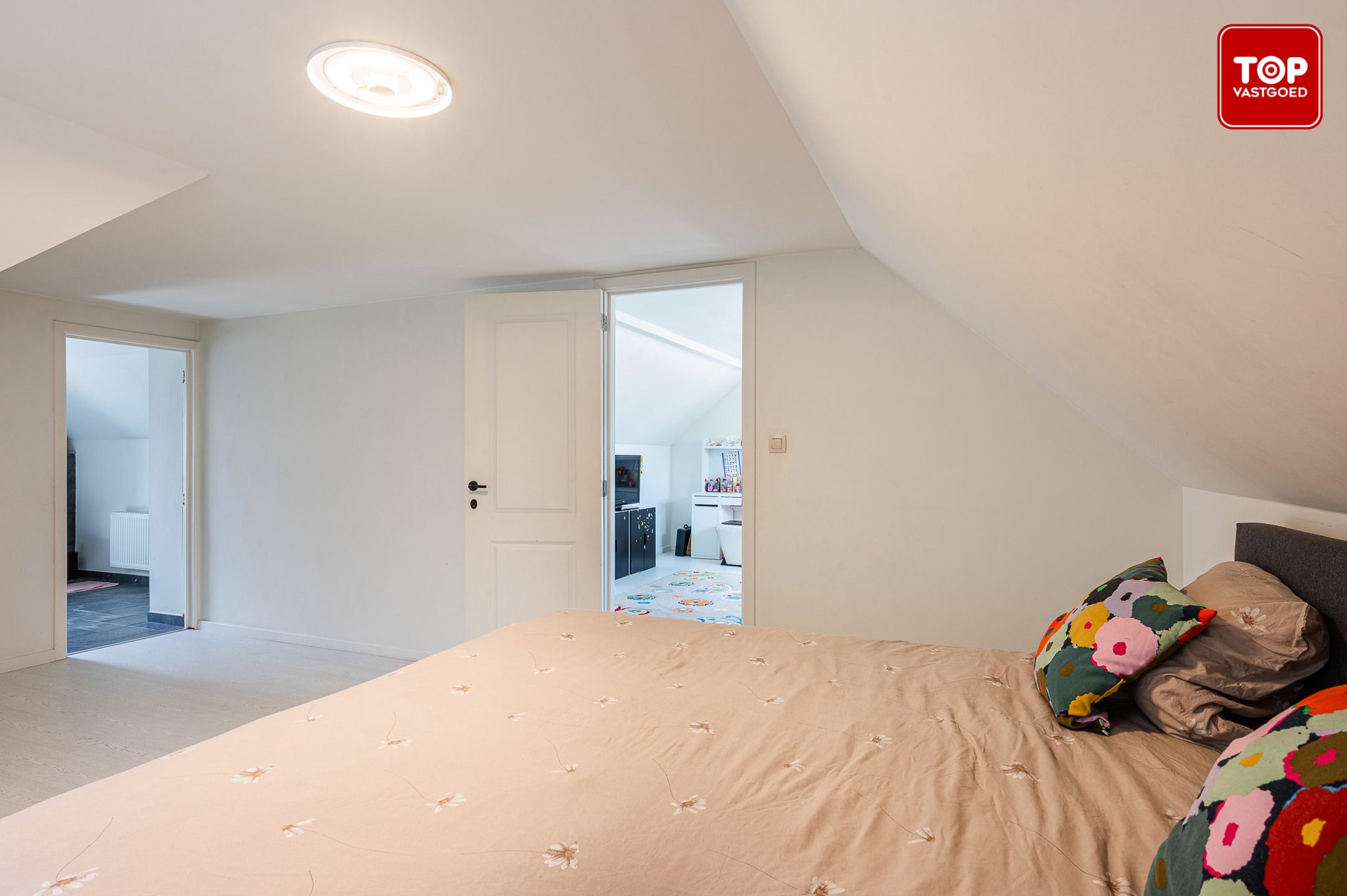 Alleenstaande woning met 3 slaapkamers, 2 badkamers en inpandige garage  foto 20