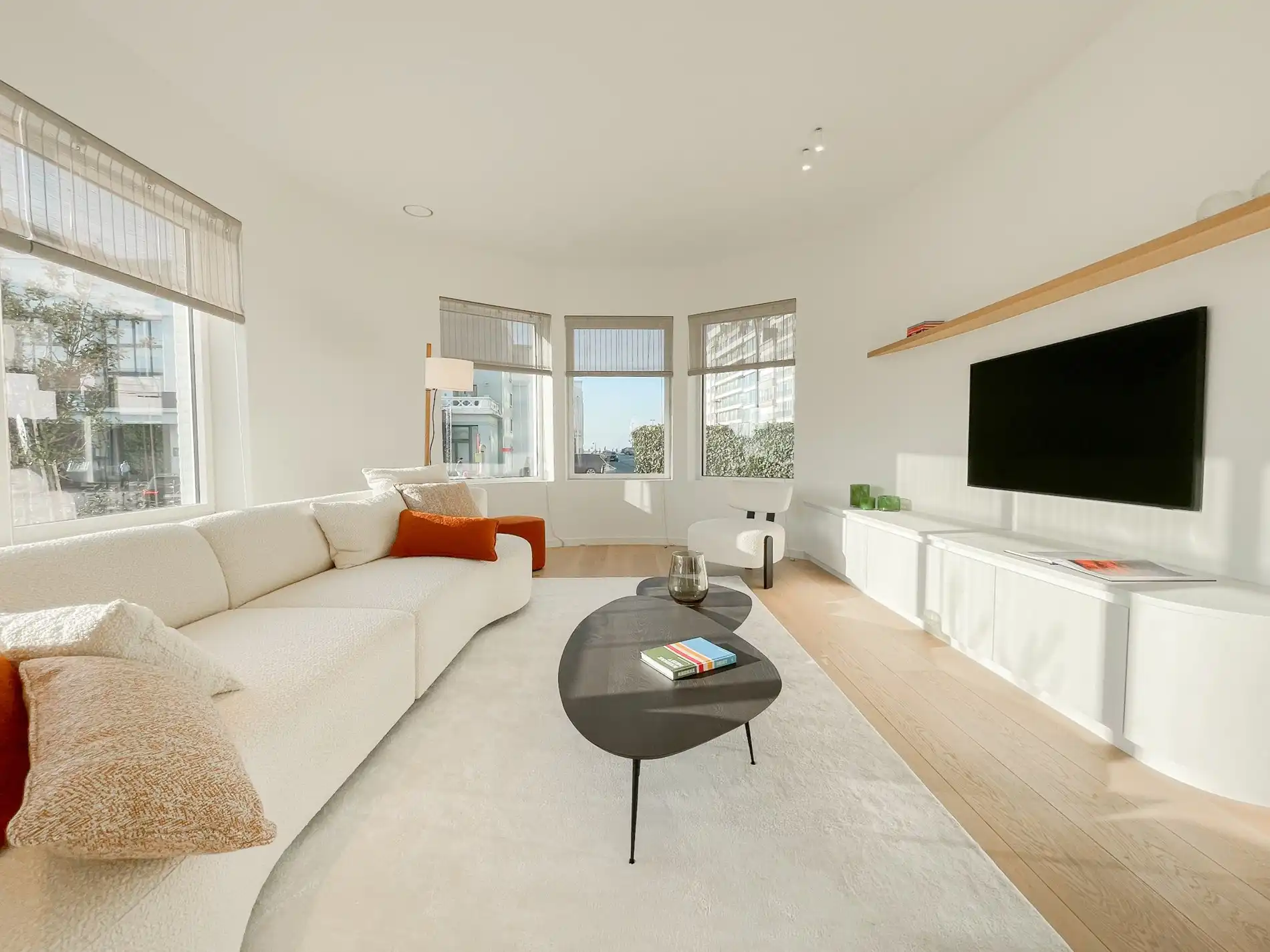 Exclusieve villa: Uitzonderlijk volledig gerenoveerde villa met frontaal zeezicht. foto 8