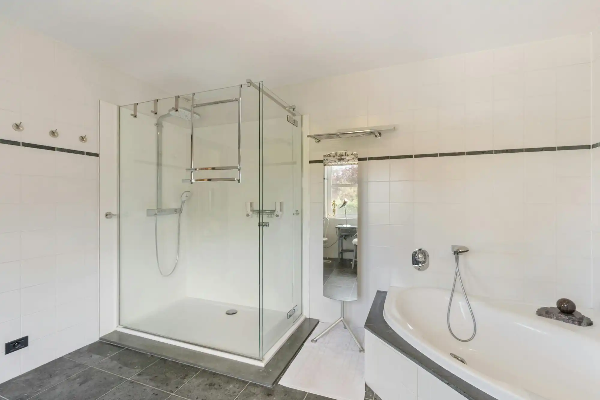 Exclusieve villa met praktijkruimte op toplocatie in Genk foto 17