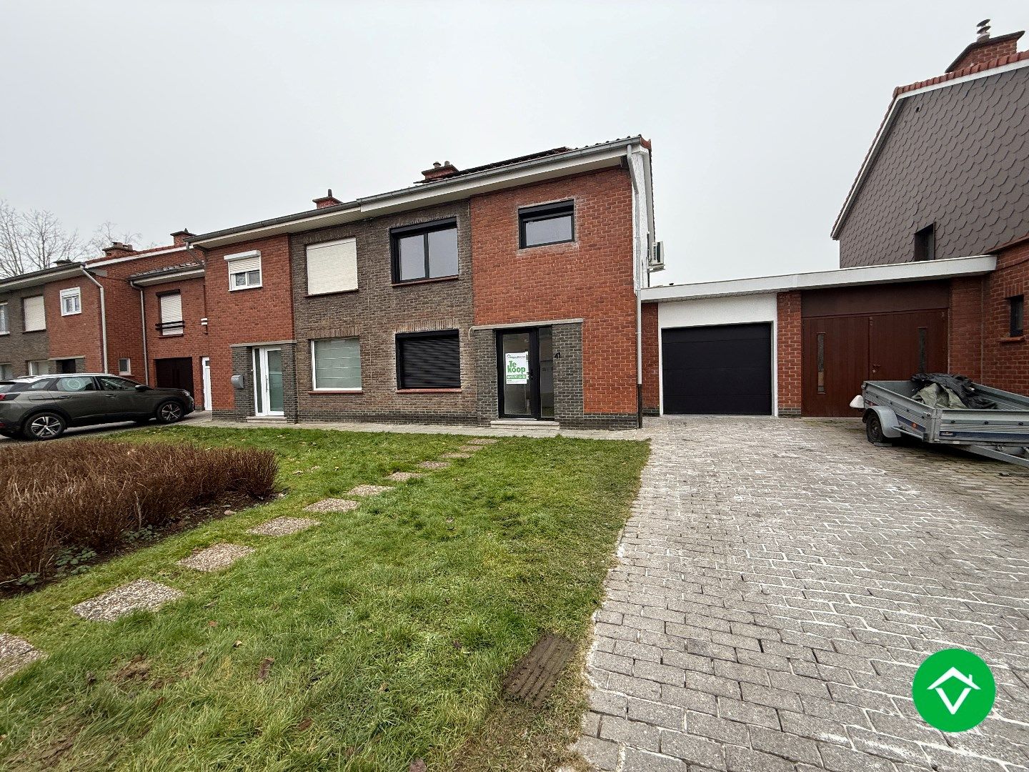 Ruim, gerenoveerde woning met 3 slaapkamers, garage en tuin in een rustige woonwijk te Roeselare! foto {{pictureIndex}}