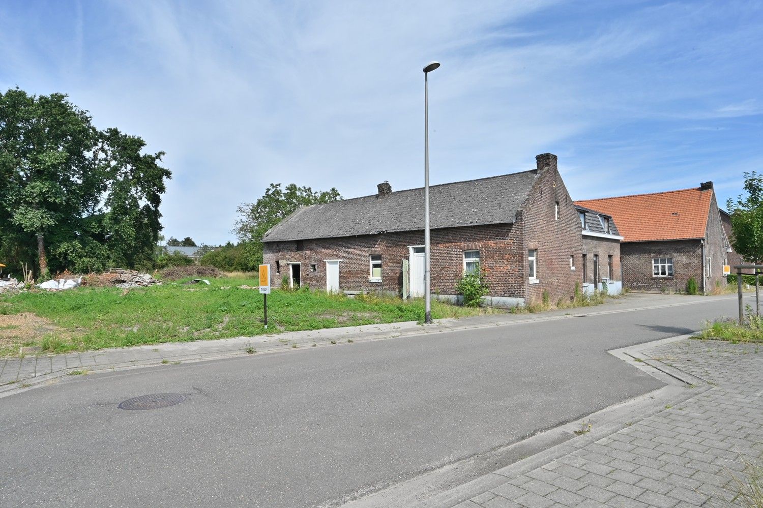 Compleet te renoveren woning, rustig en uniek gelegen in het geliefde Rekem op een uniek perceel van maar liefst 13a 72ca foto 1