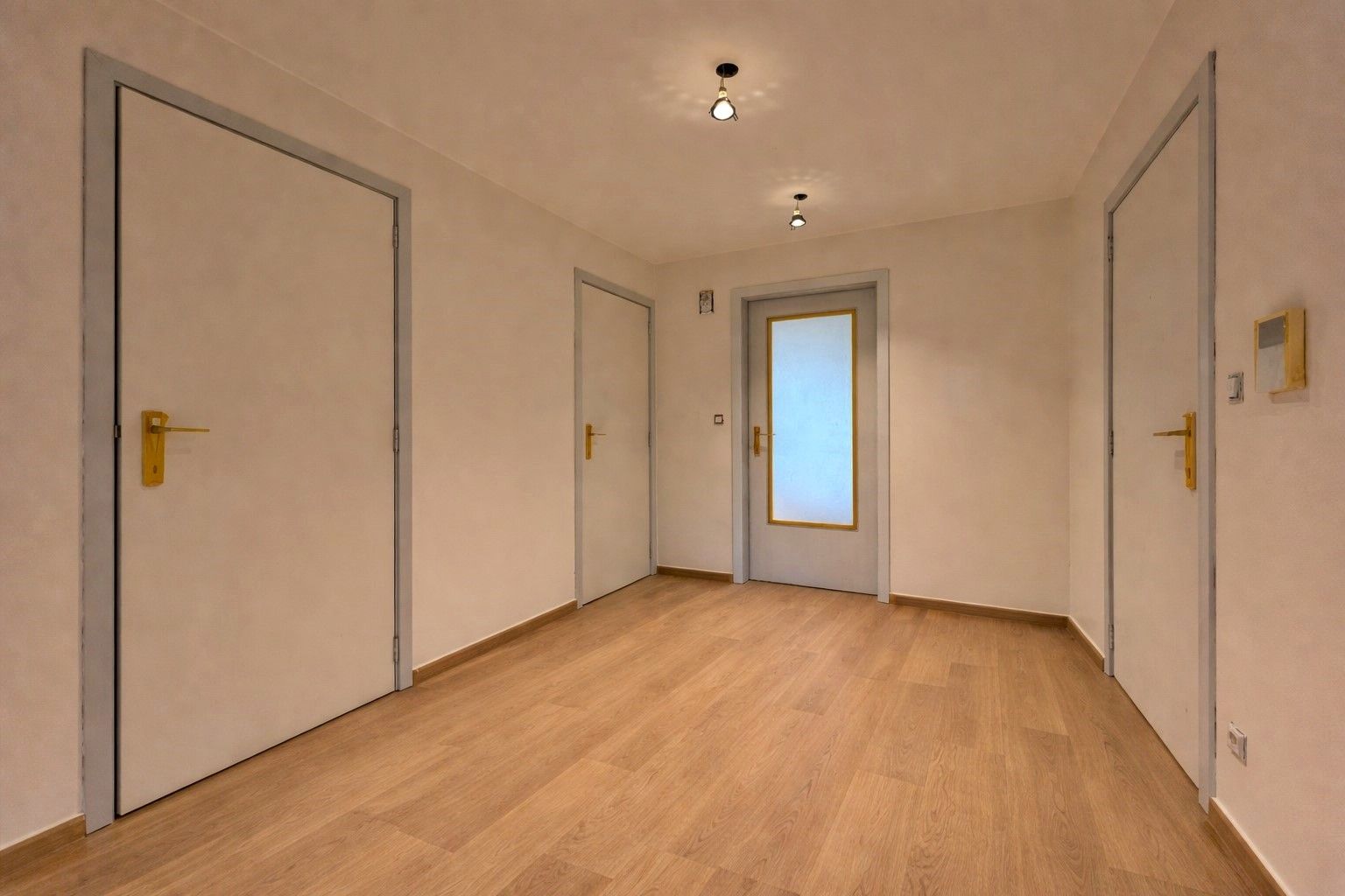 Prachtig gerenoveerd appartement met 2 slaapkamers, garagebox en zolderberging te huur te Wondelgem foto 8