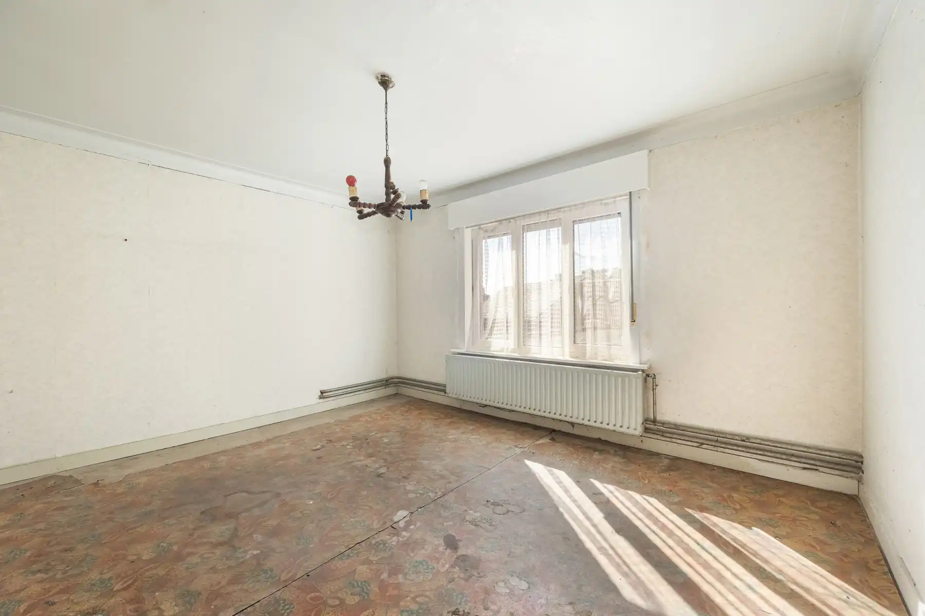 Te renoveren woning met 4 slaapkamers op een rustige locatie. foto 8