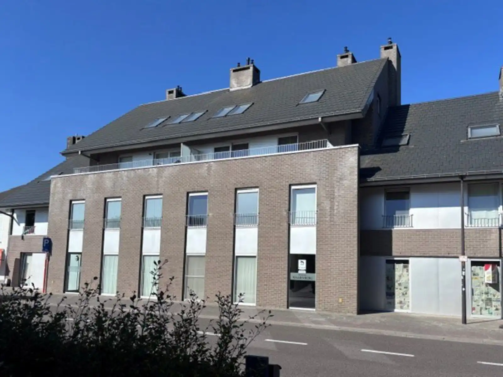 Ruim dakappartement in het centrum van Tielt.  foto 2