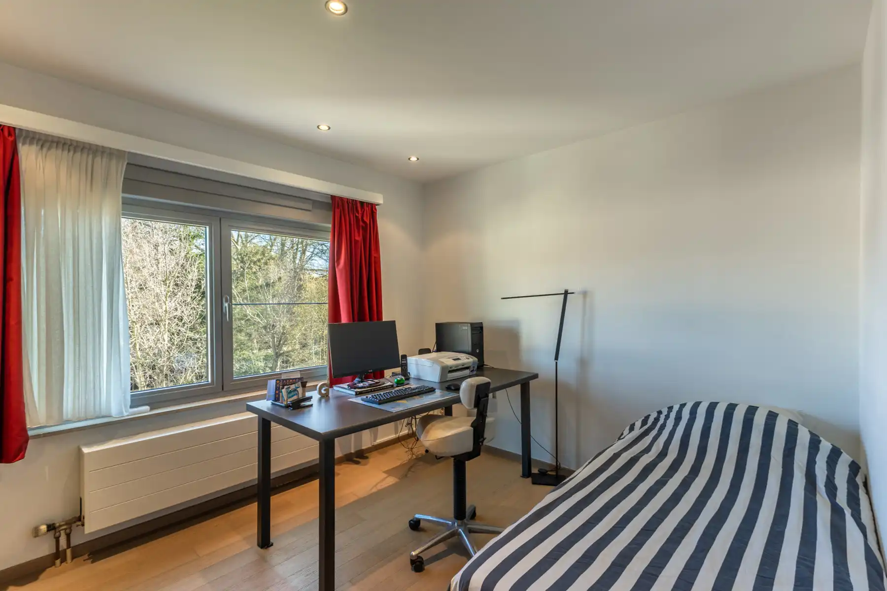 Ruime woning met praktijkruimte foto 12