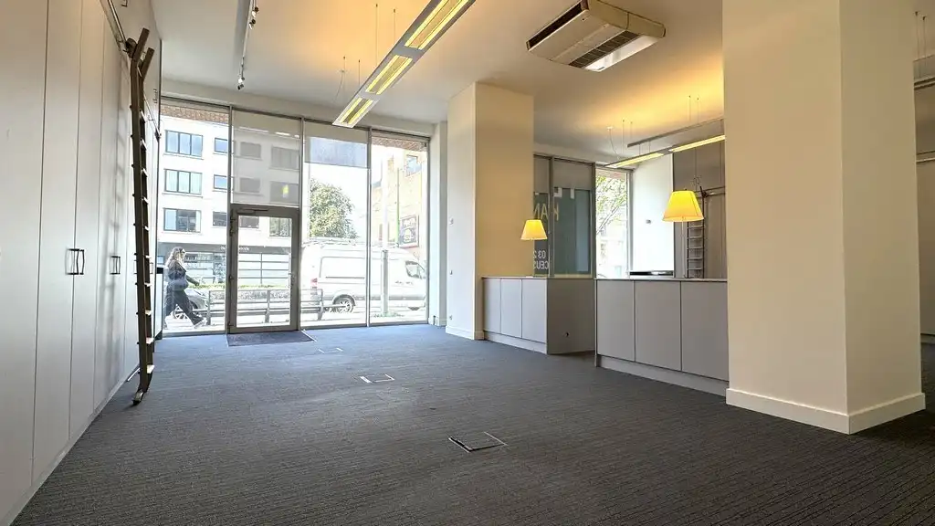 Commercieel gelijkvloers kantoor te koop nabij Singel te Berchem foto 2