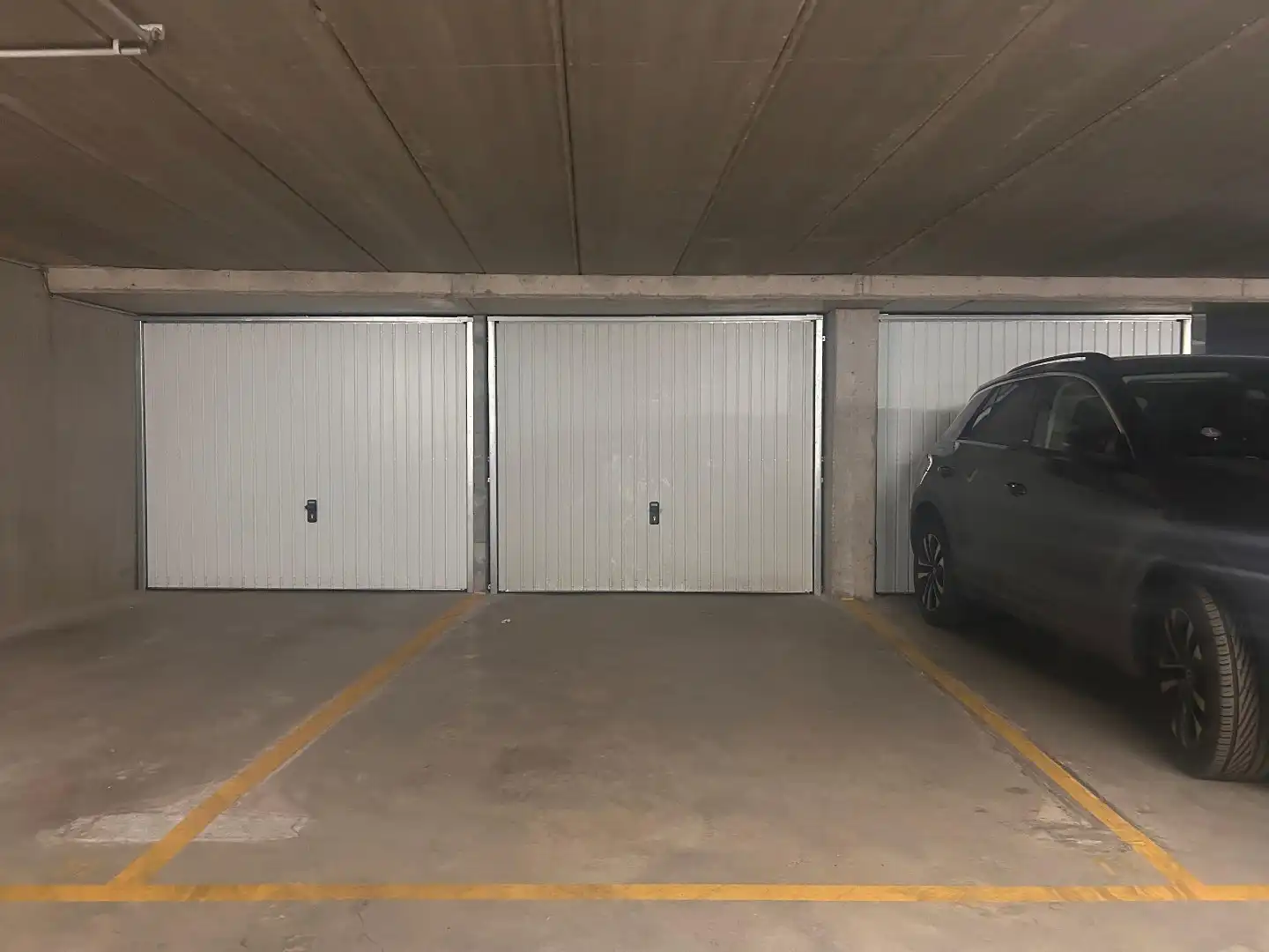 Afgesloten garagebox met bijhorende staanplaats  foto {{pictureIndex}}