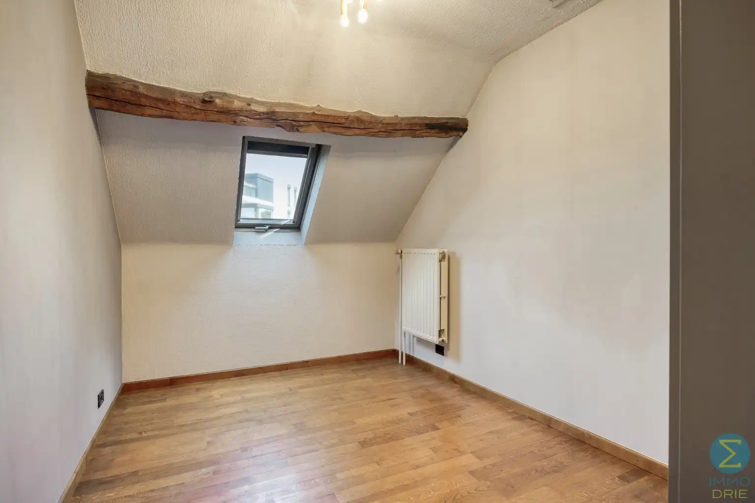 Karaktervolle herenwoning met zwembad en grote garage foto 19