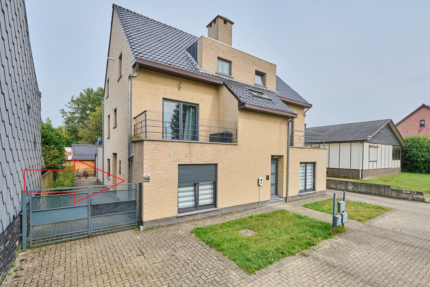 Gelegen in een rustige straat nabij het centrum ruim bemeten appartement (165m²) met 3 slaapkamers foto 1