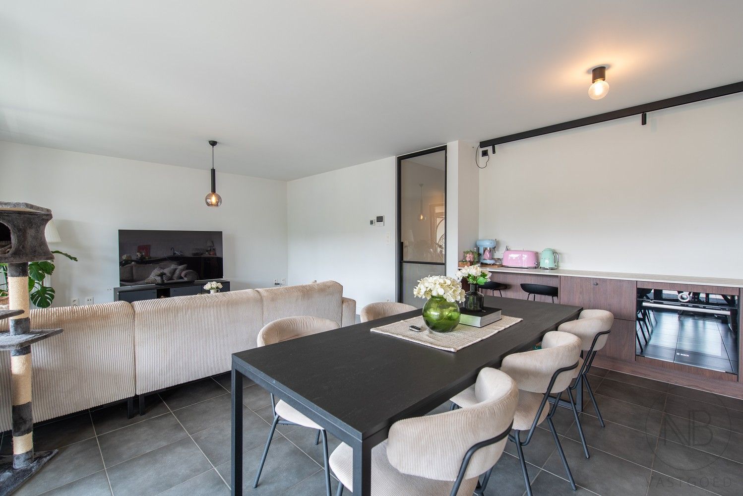 Instapklaar appartement met 2 slaapkamers & autostaanplaats! foto 6