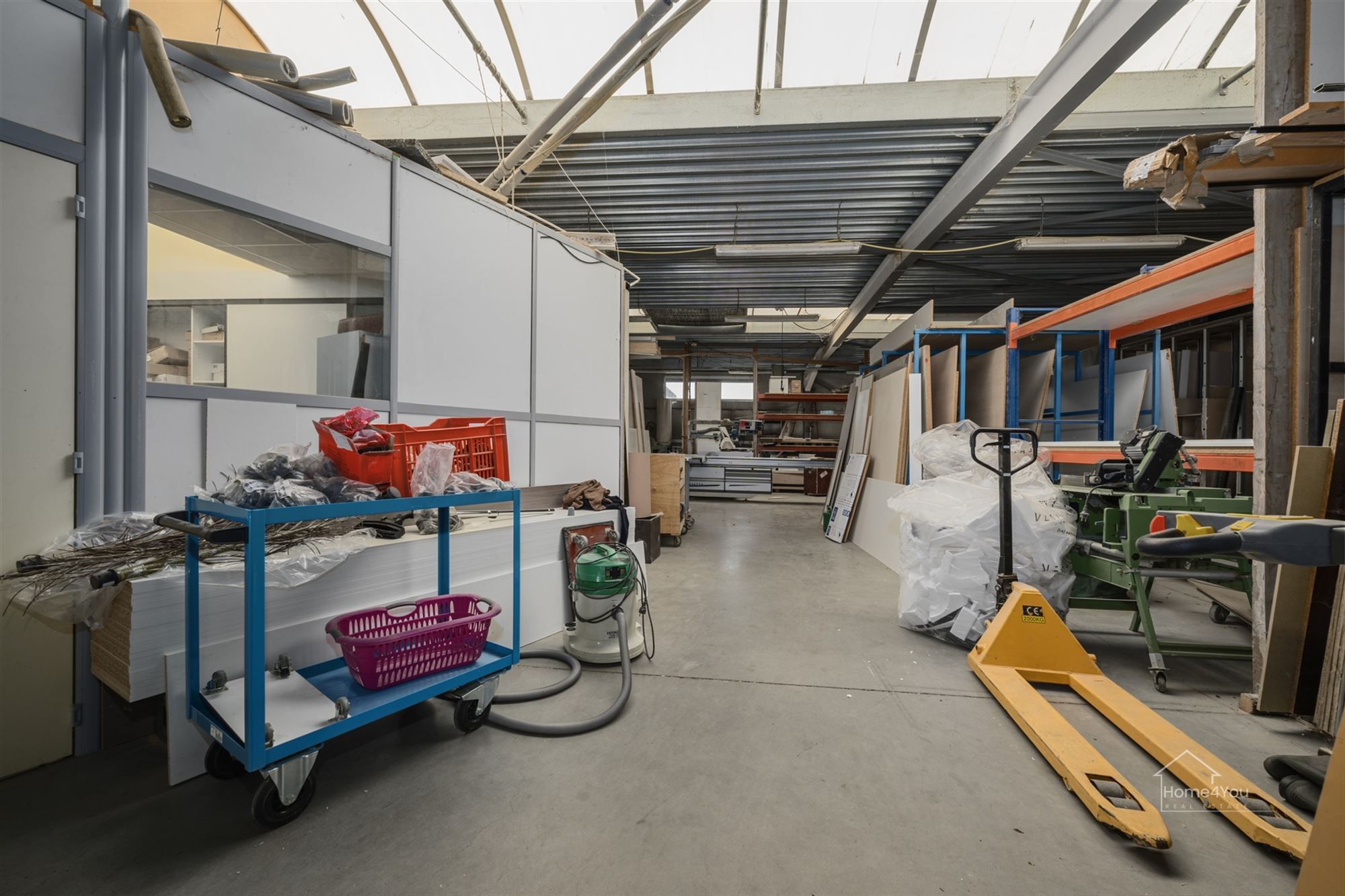  Multifunctioneel bedrijfsgebouw met toonzaal, magazijn, kantoren én woonst op toplocatie. foto 8