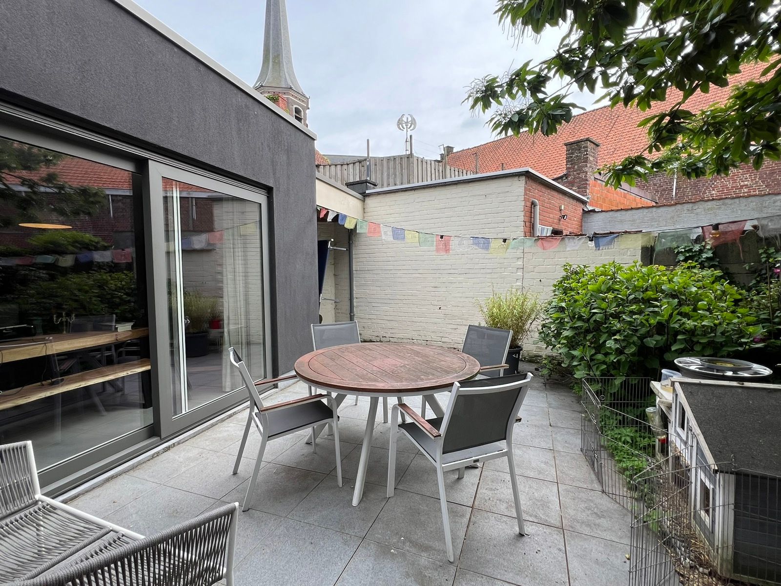 Instapklare gezellige rijwoning in centrum van de stad met binnentuin en garage foto {{pictureIndex}}