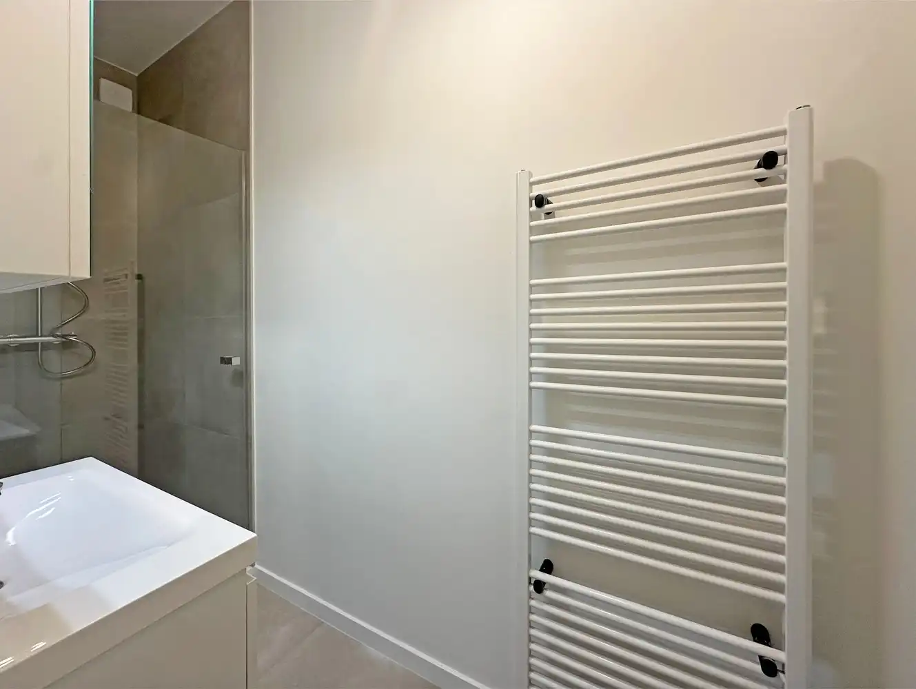 Volledig gerenoveerd appartement met twee slaapkamers op de grens van Borgerhout en Berchem! foto 4