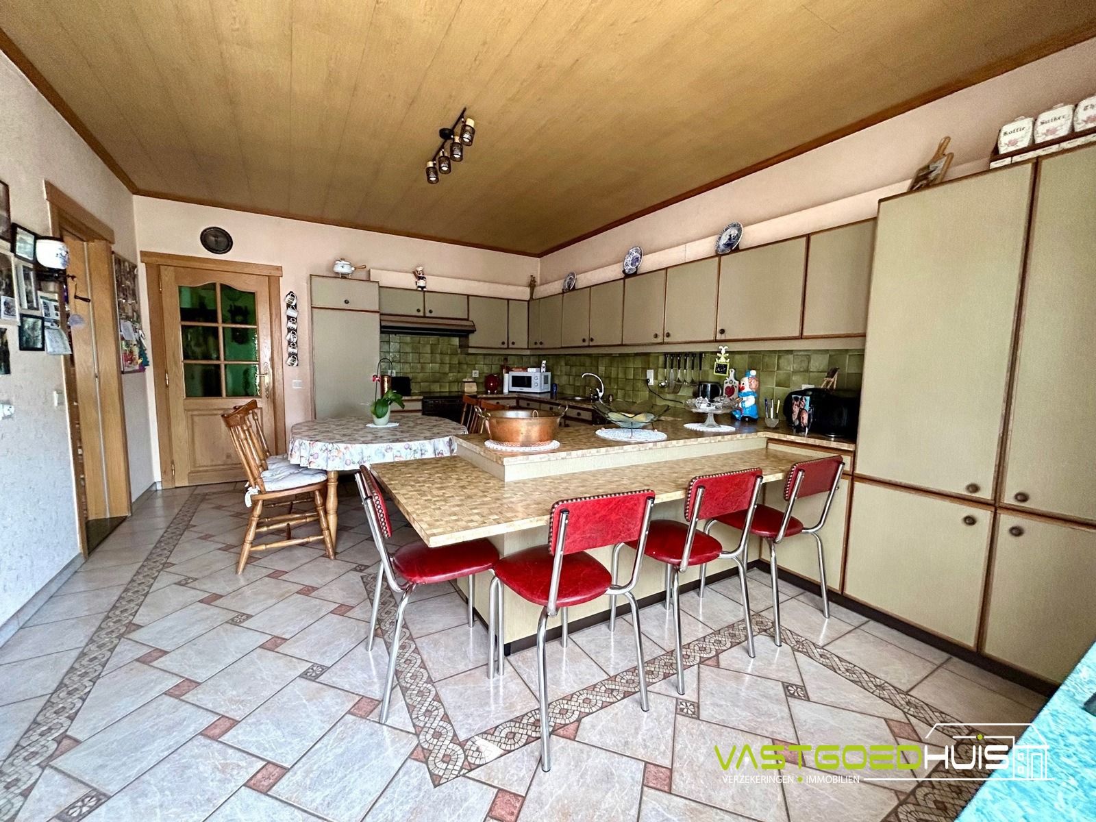 Karaktervolle, te renoveren villa met tuin foto 9