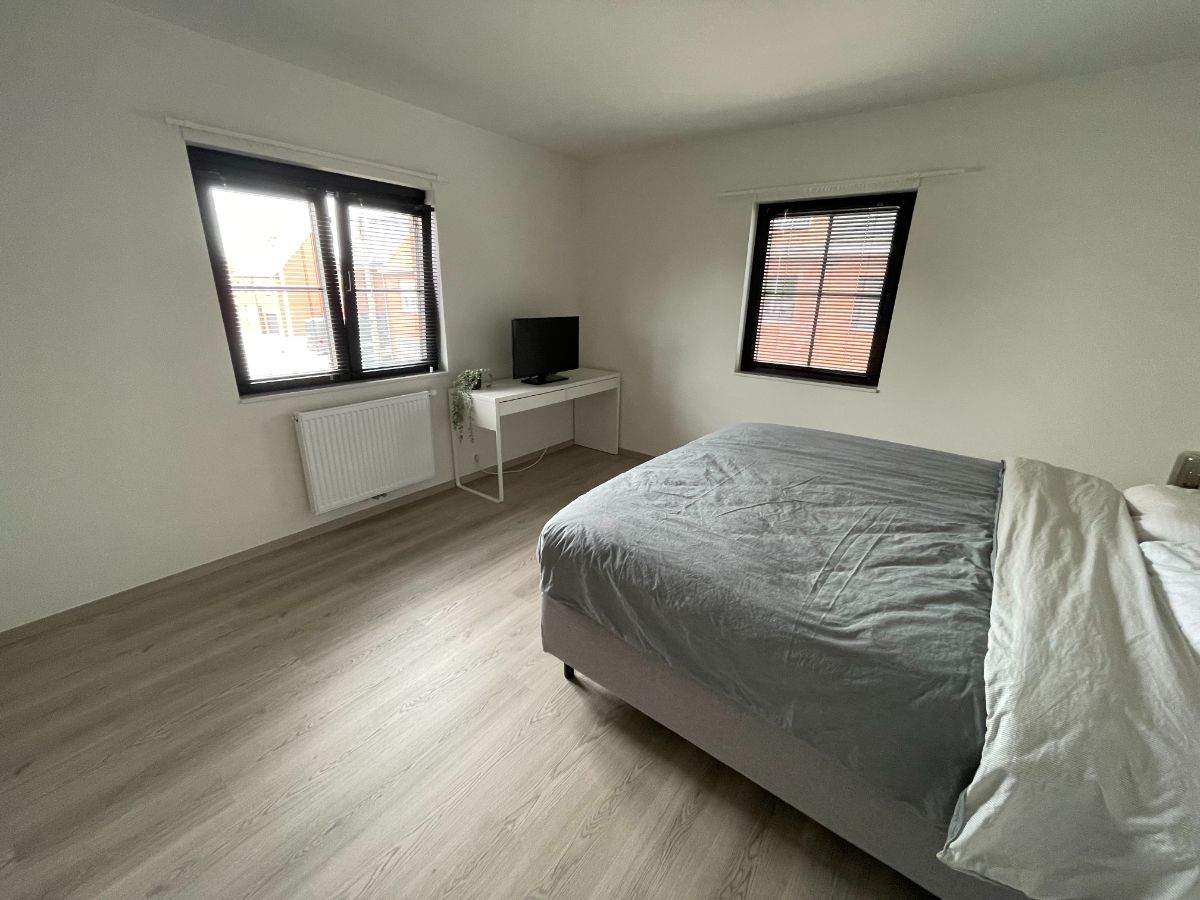 Drie slaapkamer EENGEZINSWONING met garage & tuin foto 33