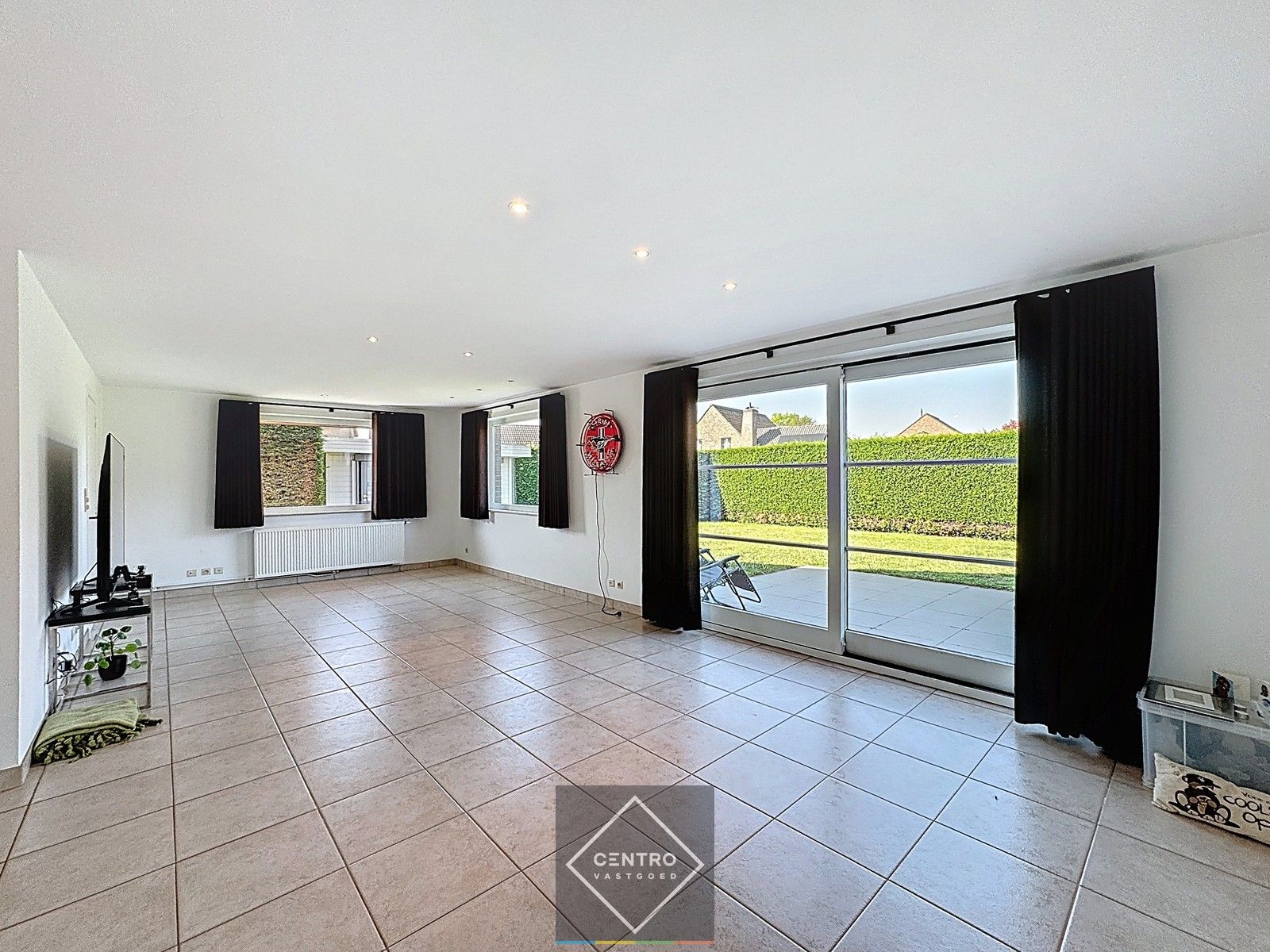 Instapklare lichtrijke VILLA met 3 slpks, garage en leuke tuin! foto 3