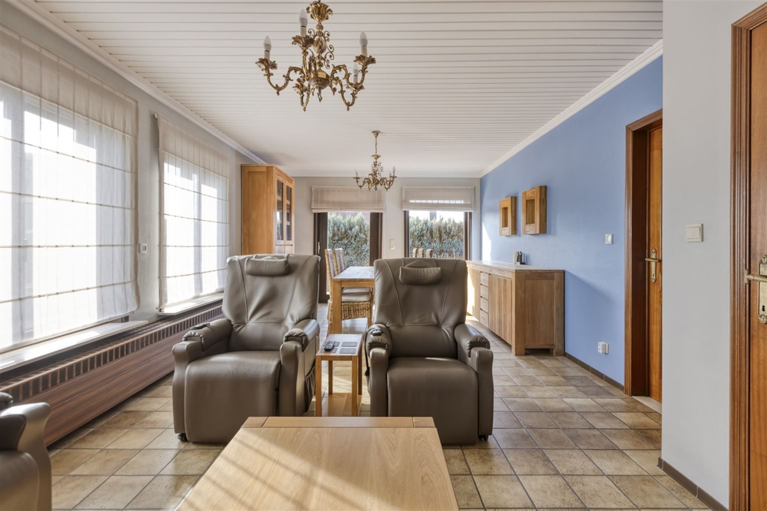 Ruime gezinswoning voorzien van 5 slaapkamers, garage, kelder en tuin nabij het centrum van Neeroeteren. Tevens mogelijkheden voor het uitoefenen van een vrij beroep, praktijkruimte, kapsalon, etc.  foto 6