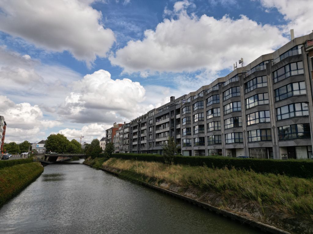 Licht op te frissen penthouse met 4 slaapkamers, meerdere zonneterrassen en een adembenemend uitzicht over de Leie en de Bijloke. Aankoop staanplaats. foto 25