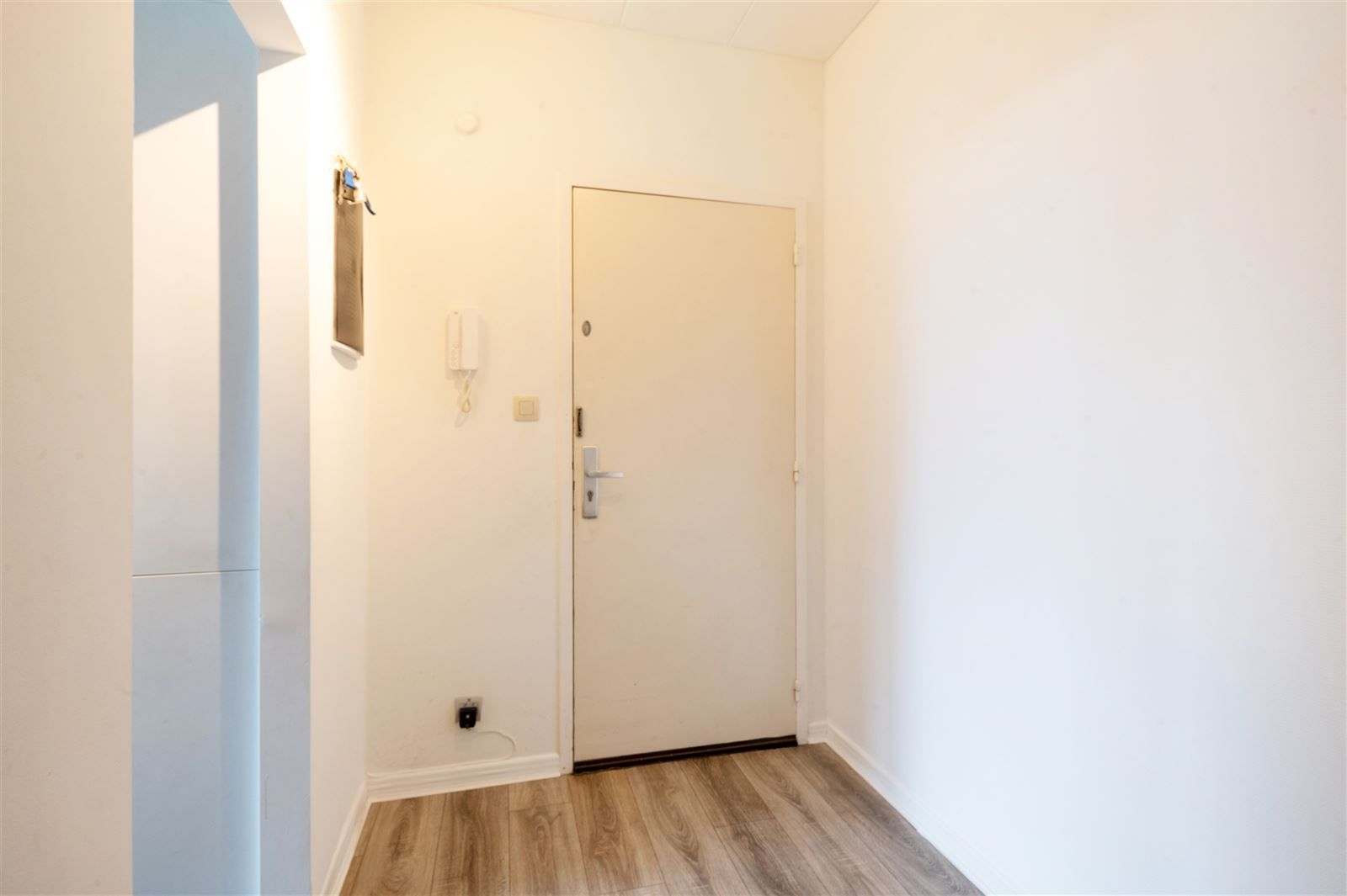 Lichtrijk 3-gevel appartement met terras foto 7