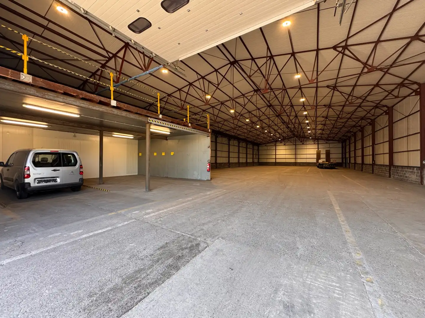 Magazijnruimte van 1.000 m² met mezzanine te huur in Zedelgem foto 8