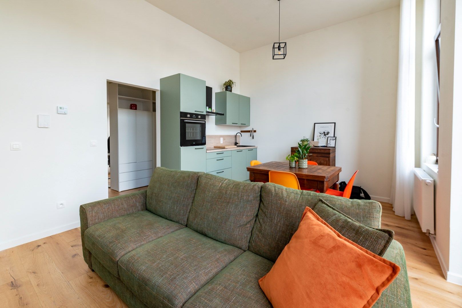 Stijlvol bemeubeld appartement met 1 slaapkamer + buro foto 2