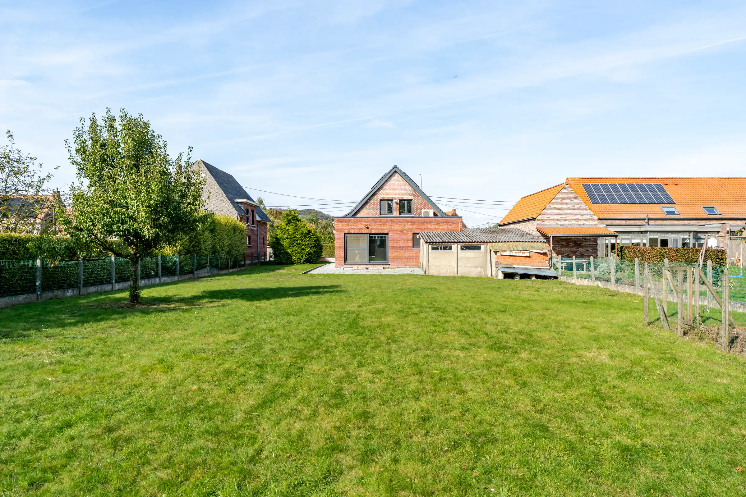 Vrijstaande woning met vernieuwd dak en veel potentieel foto 15
