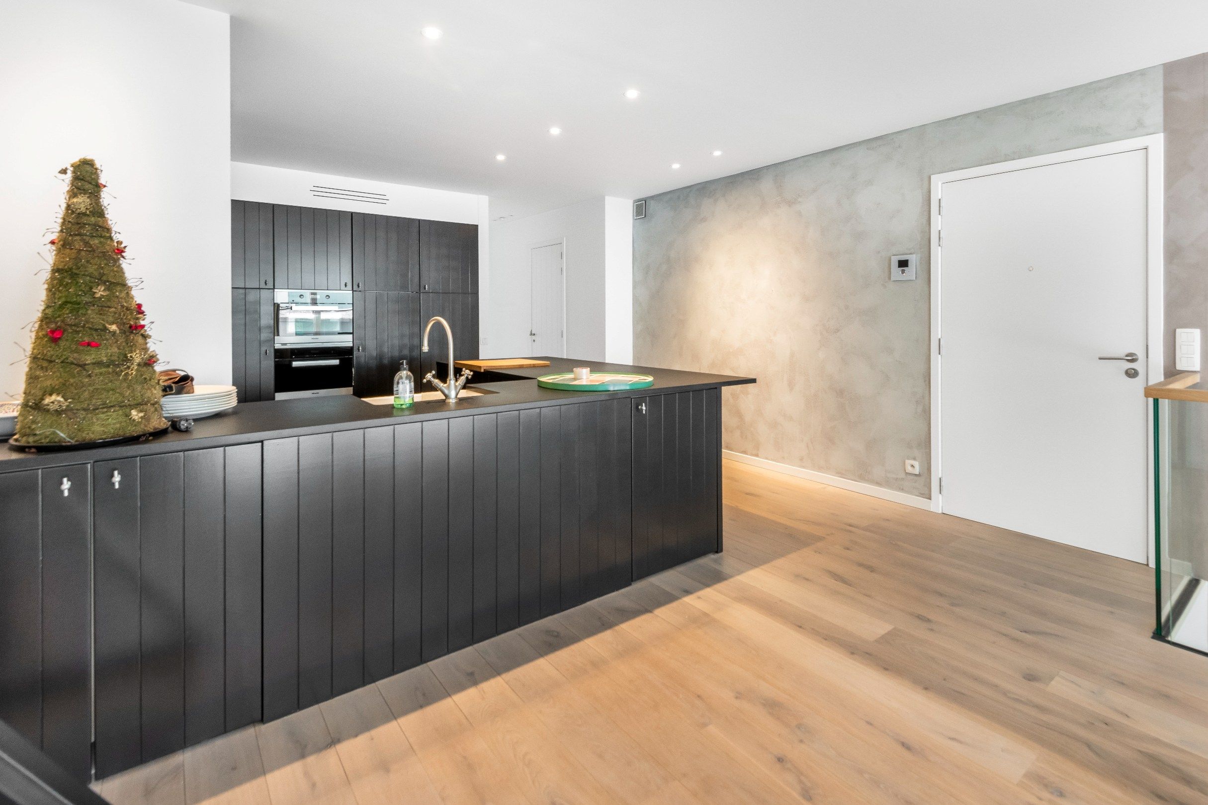 Ruim woonappartement gelegen op wandelafstand van de Zeedijk en het centrum van Knokke. Aankoop inpandige box mogelijk. foto 6