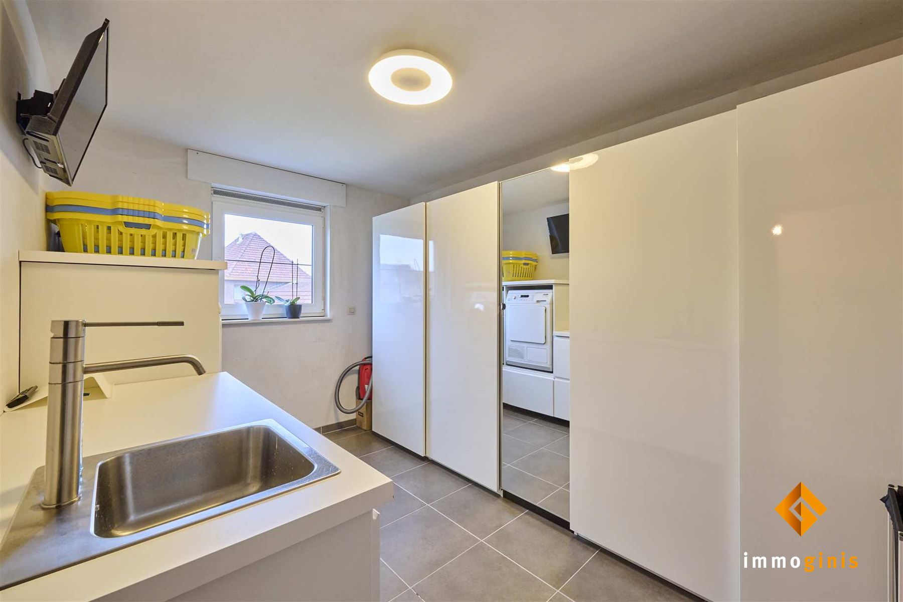 Recente, moderne woning met 3 à 4 slaapkamers en zwembad op perceel van 5a01ca, in een doodlopende straat. foto 19