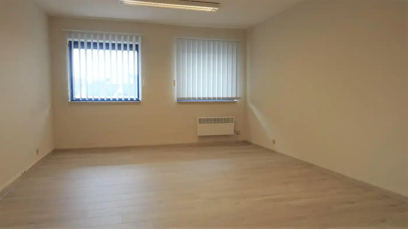 Goed gelegen, opgefriste kantoorruimtes en loods in bedrijvencentrum foto 2