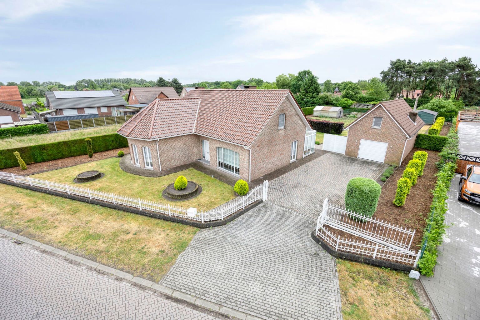 Instapklare laagbouwwoning op perceel van 1903m² foto {{pictureIndex}}