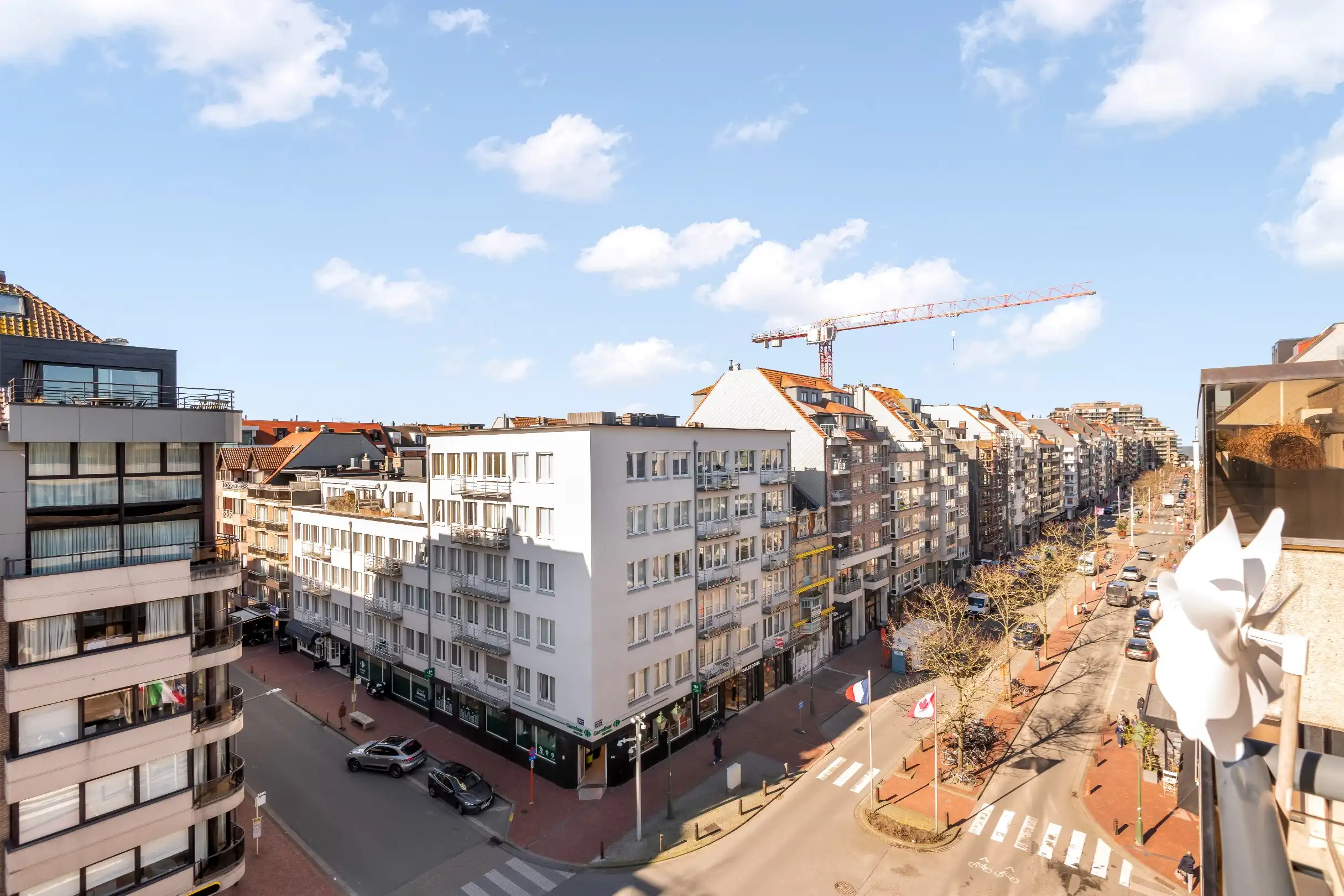 Ruim appartement met 2 slpk. aan de zonnekant van de Lippenslaan. Garage in de residentie te huur. foto 4