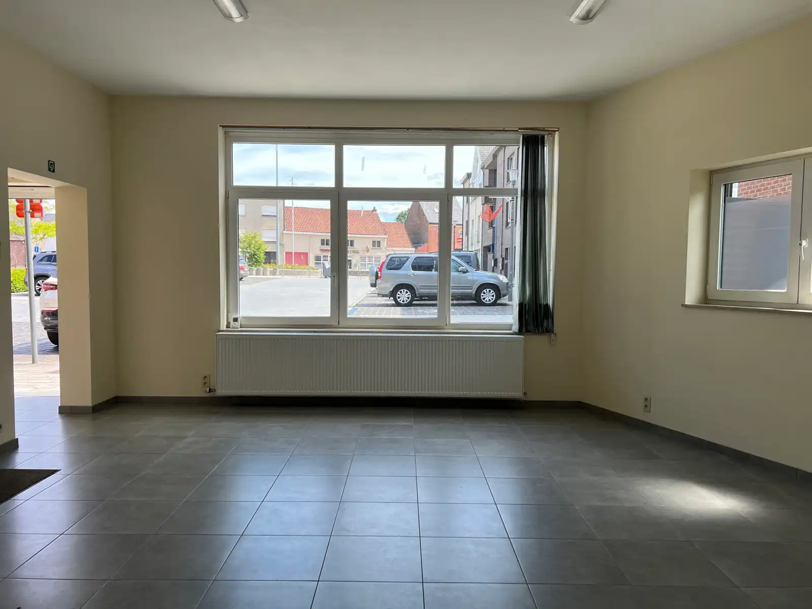 MULTIFUNCTIONELE HANDELSRUIMTE TE HUUR IN DE GEMEENTE ASSE foto 2