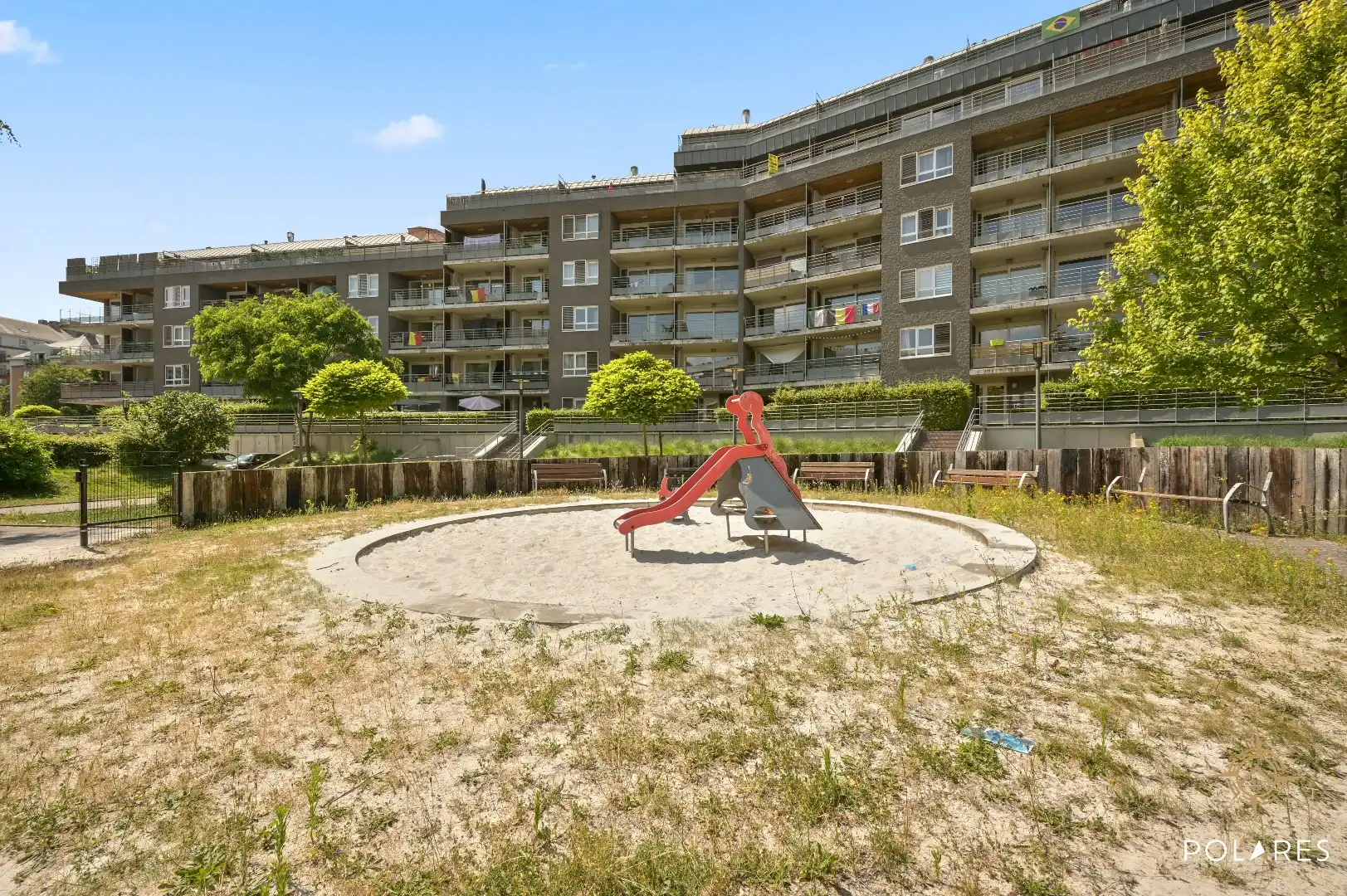 Instapklaar 2-slpk appartement met ruim terras en parkeerplaats foto 14