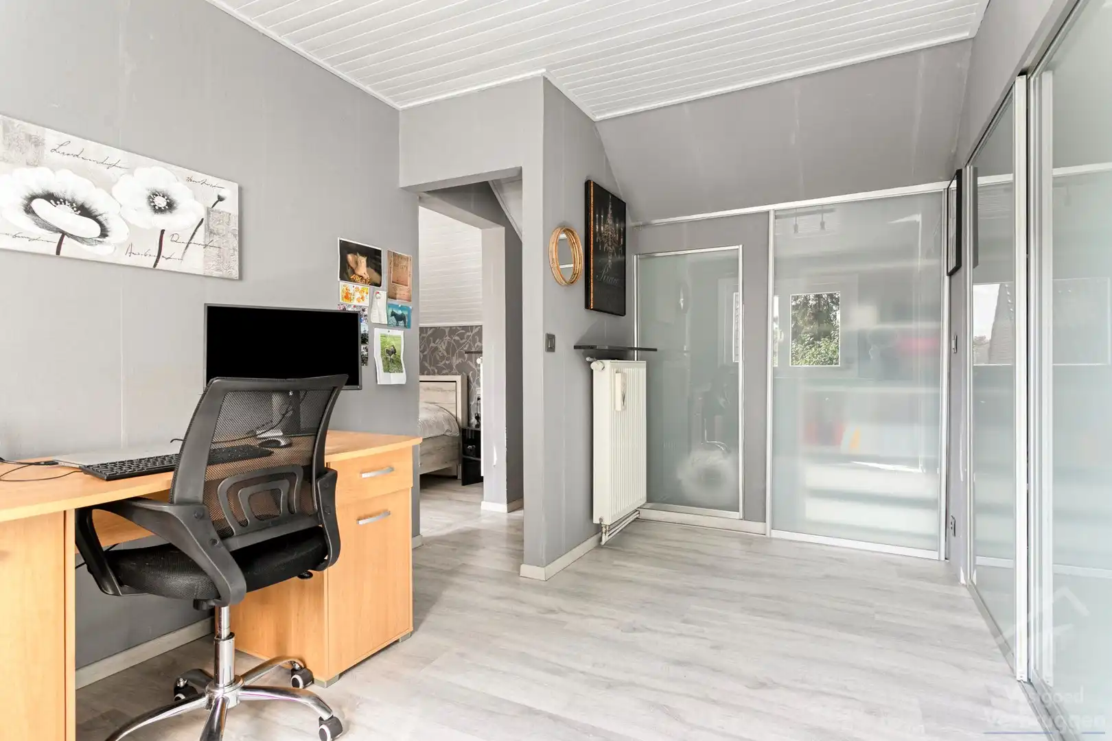 Sfeervolle instapklare woning met 2 slaapkamers, bureau,  garage en atelier foto 17