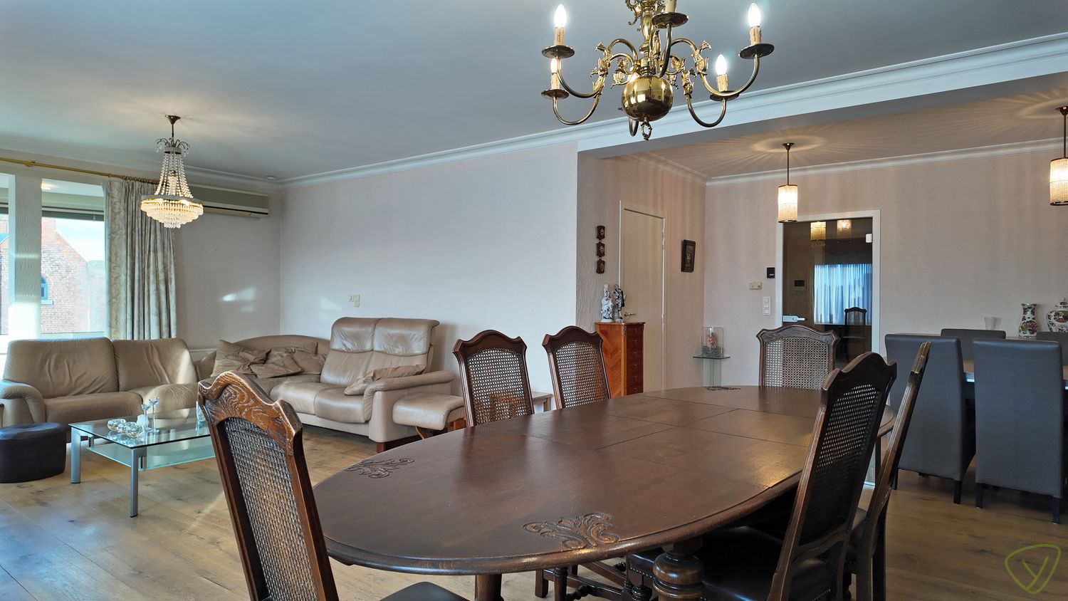 Ruim en lichtrijk appartement met lift en terras in residentie “Mozart” te Eeklo! foto 6