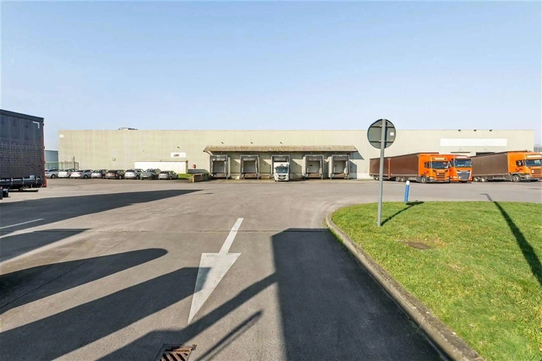 Logistiek magazijn langs E17 tot +/- 3.000m² met loskades foto 4