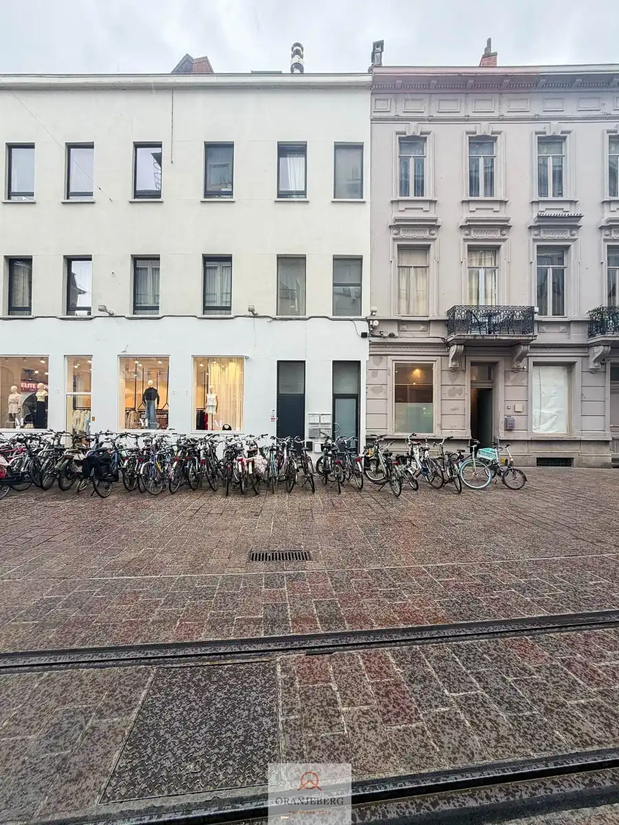 Duplex-appartement (95 m²) vlakbij Korenmarkt foto {{pictureIndex}}