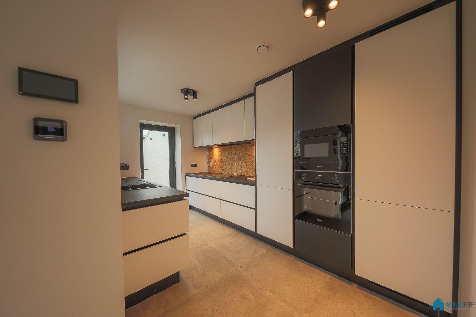 KWALITATIEF GERENOVEERDE ÉÉNGEZINSWONING MET TERRAS & TUIN foto 9
