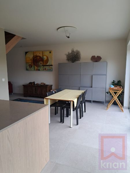 BEMEUBELDE woning met 3 slaapkamers, tuin en carport. foto 18