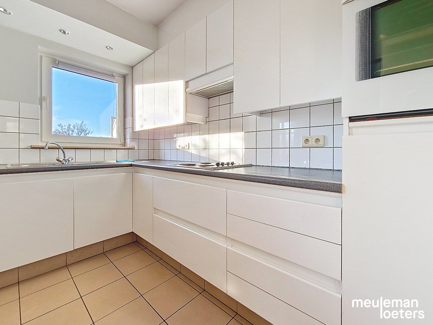 Lichtrijk appartement met terras en parking foto 6