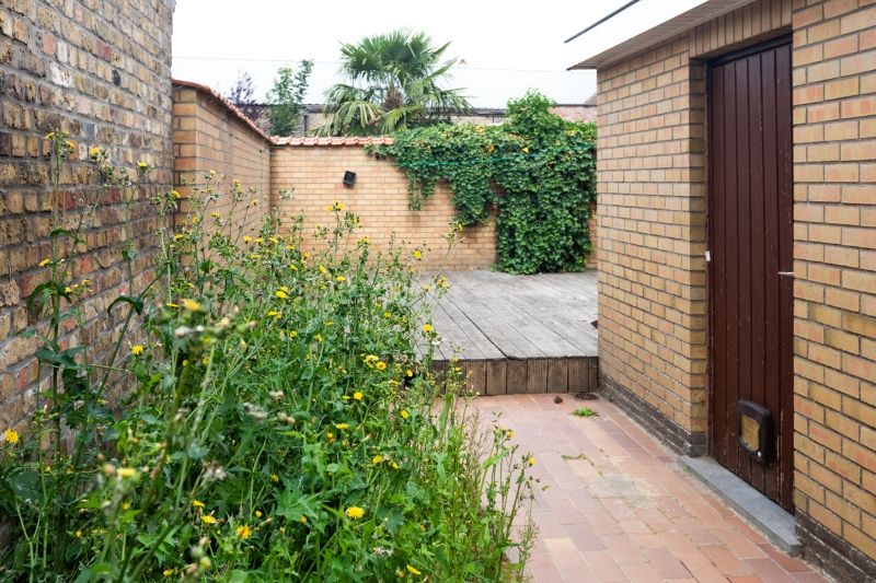 Te moderniseren woning met 2 ruime slaapkamers (4 mogelijk) en tuin (terras), mogelijkheid om garage bij te kopen. foto 4
