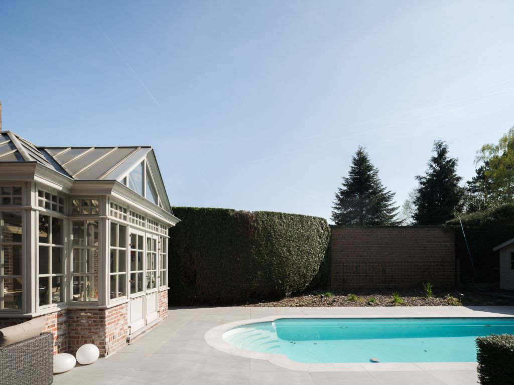 Instapklare, vrijstaande woning met zwembad op een zonnig perceel, drie slaapkamers en de mogelijkheid voor een praktijkruimte in een rustige omgeving. foto 10