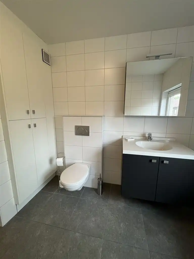 Instapklare stadswoning met 3 slaapkamers, aparte garage en tuintje. foto 11