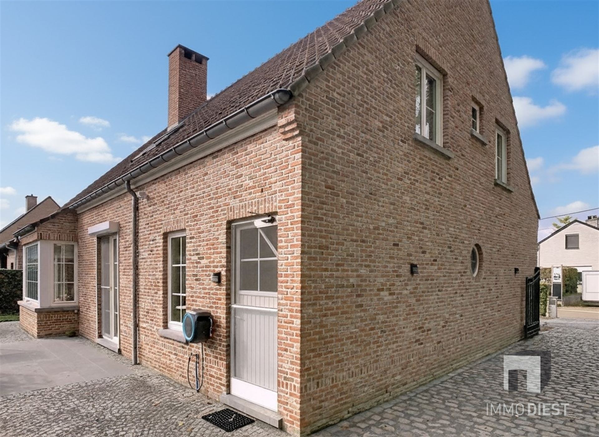 Ontdek deze solide, karaktervolle woning in Veerle met een zeer gunstige ligging op 10 are. foto 42