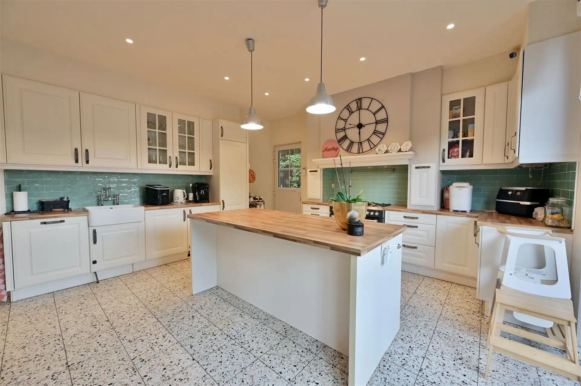 Veelzijdige woning met 5 slpks en bijgebouw van ca. 150 m² foto 9