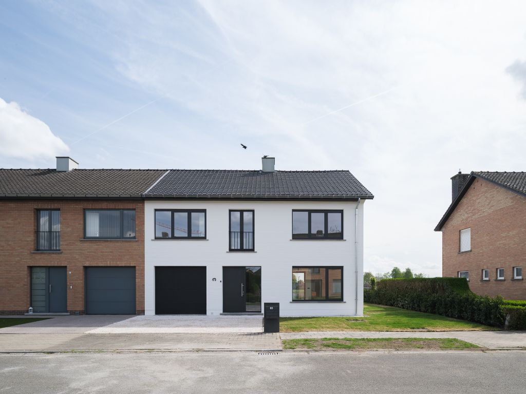 Hoogwaardig gerenoveerde gezinswoning met 4 slaapkamers en landelijke zichten – nabij station Hansbeke foto {{pictureIndex}}