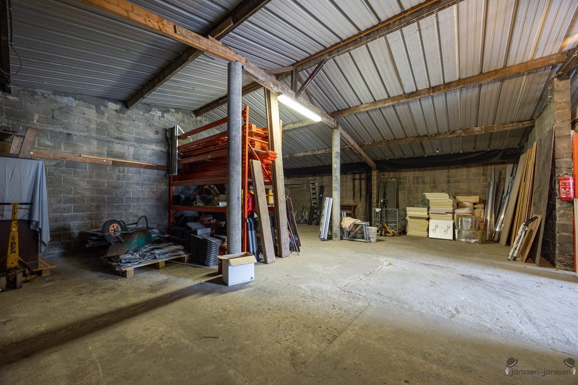 gerenoveerde woning met ruim magazijn  foto 24