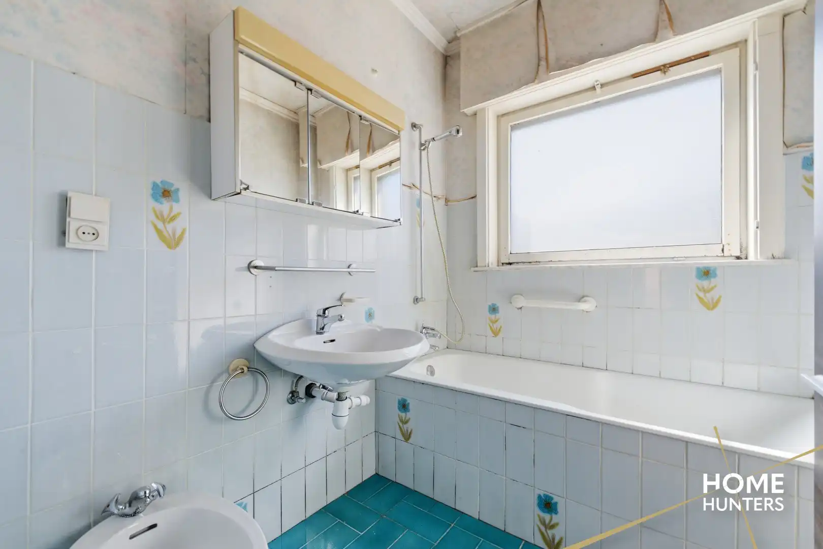 Te renoveren woning met ruime garage en tuin op centrale ligging te Zwevegem foto 26