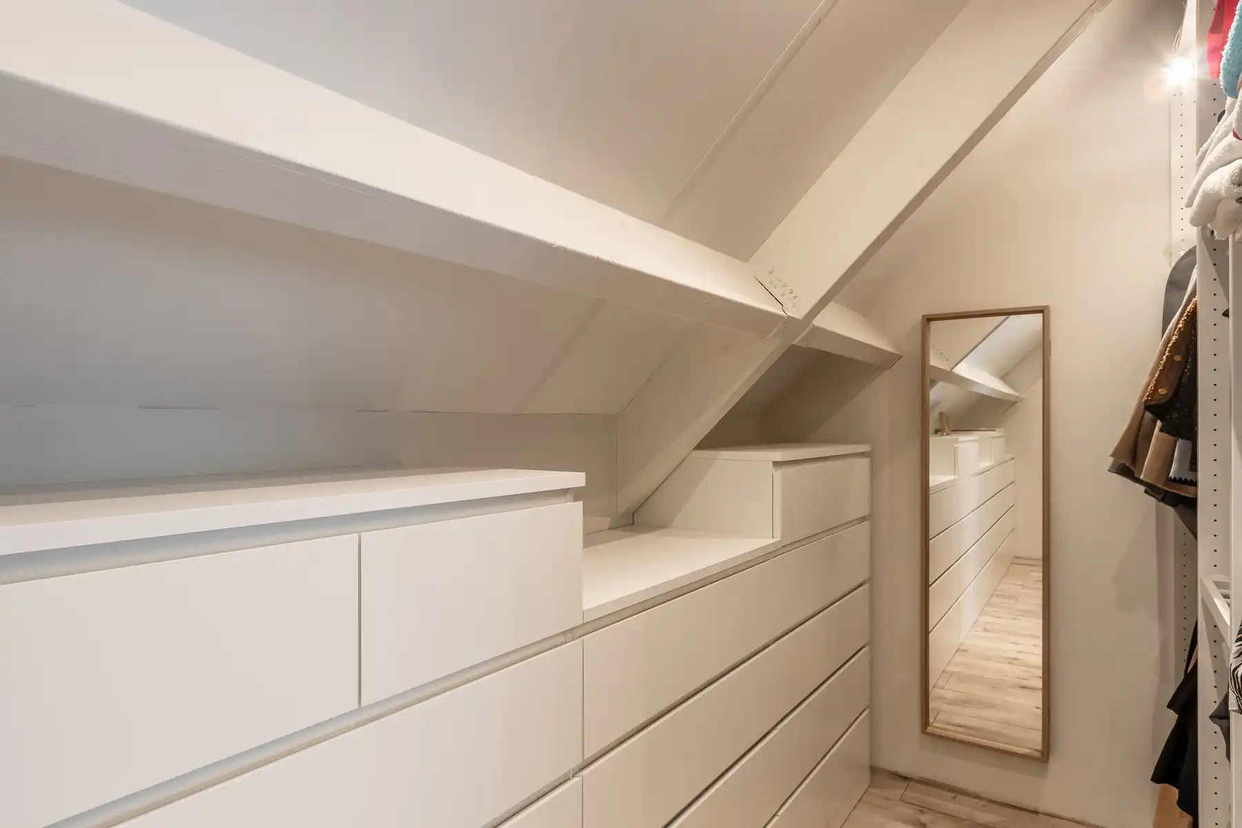 Ruime, gerenoveerde gezinswoning met 3 slaap- en 2 badkamers foto 23