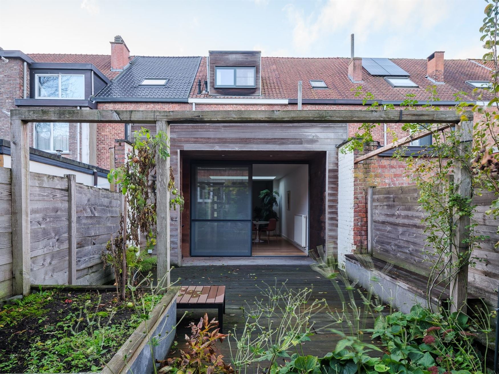 Instapklare, lichtrijke woning in gegeerde wijk te Gent foto 9